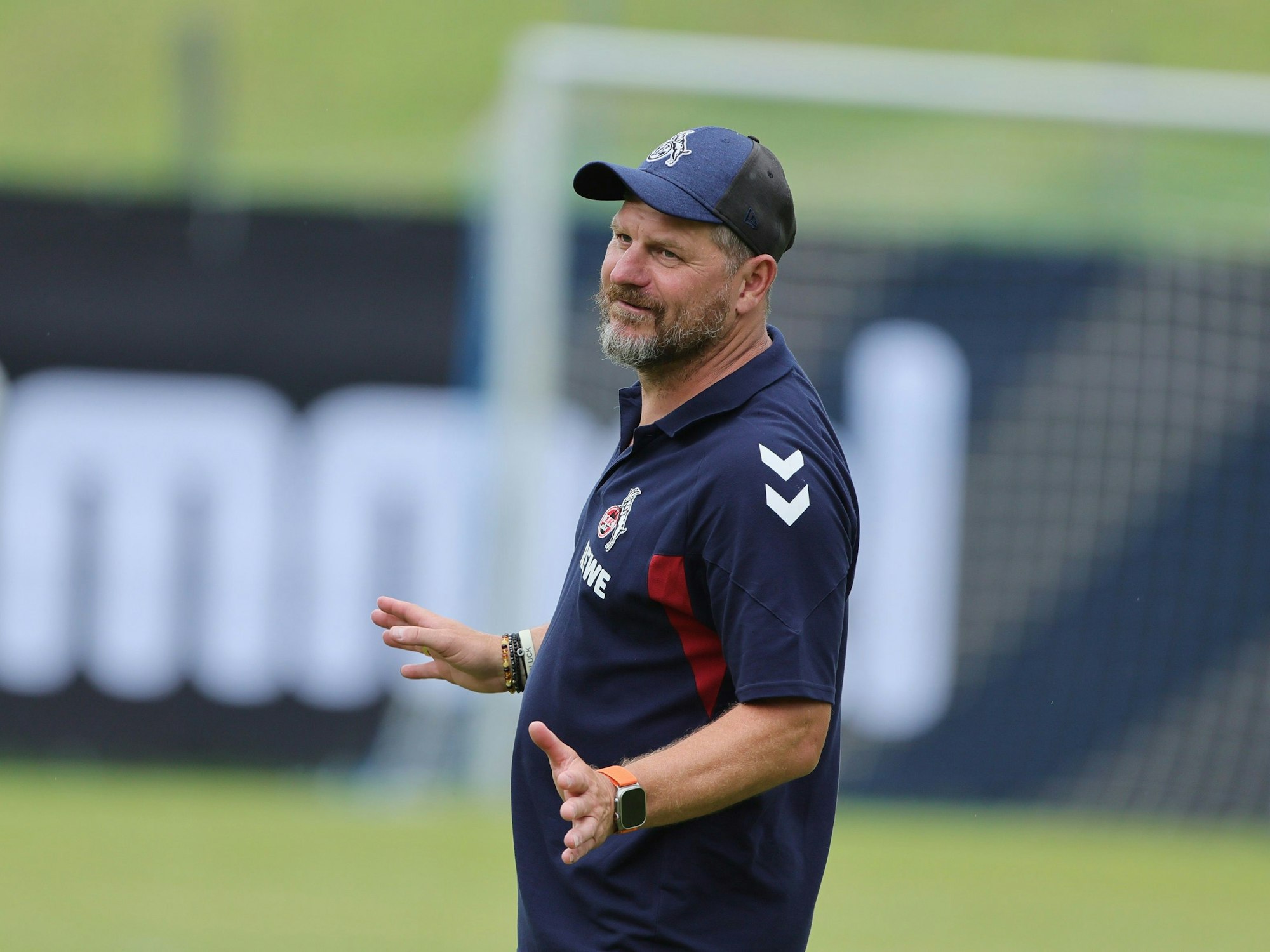 Steffen Baumgart steht auf dem Trainingsplatz und gestikuliert.