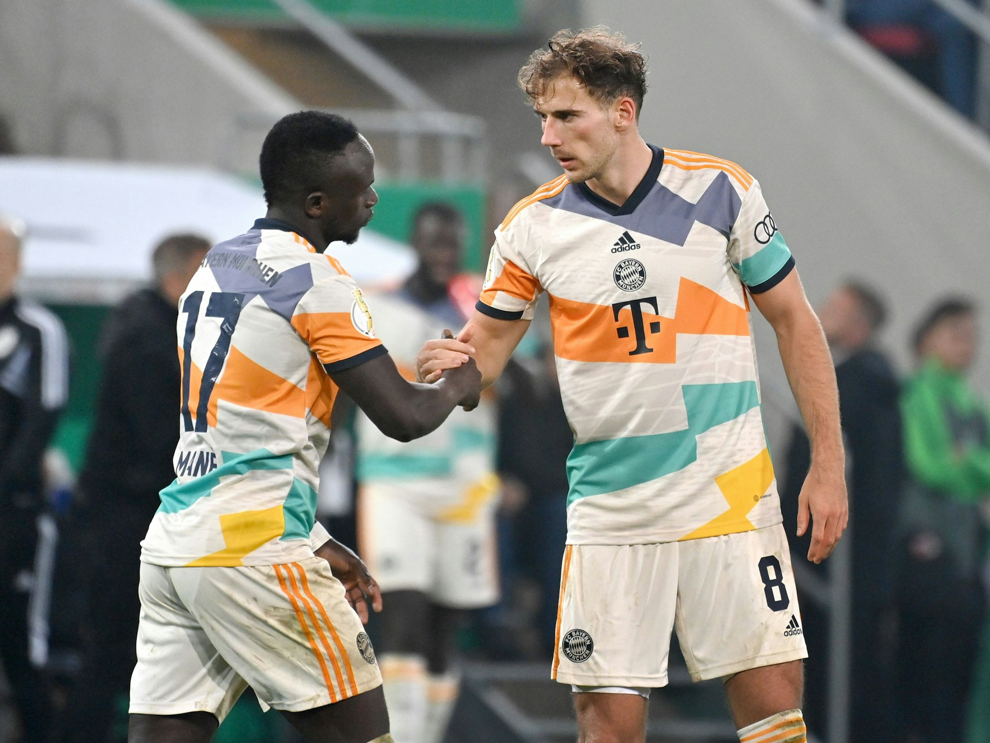 Leon Goretzka und Sadio Mané geben sich die Hand.