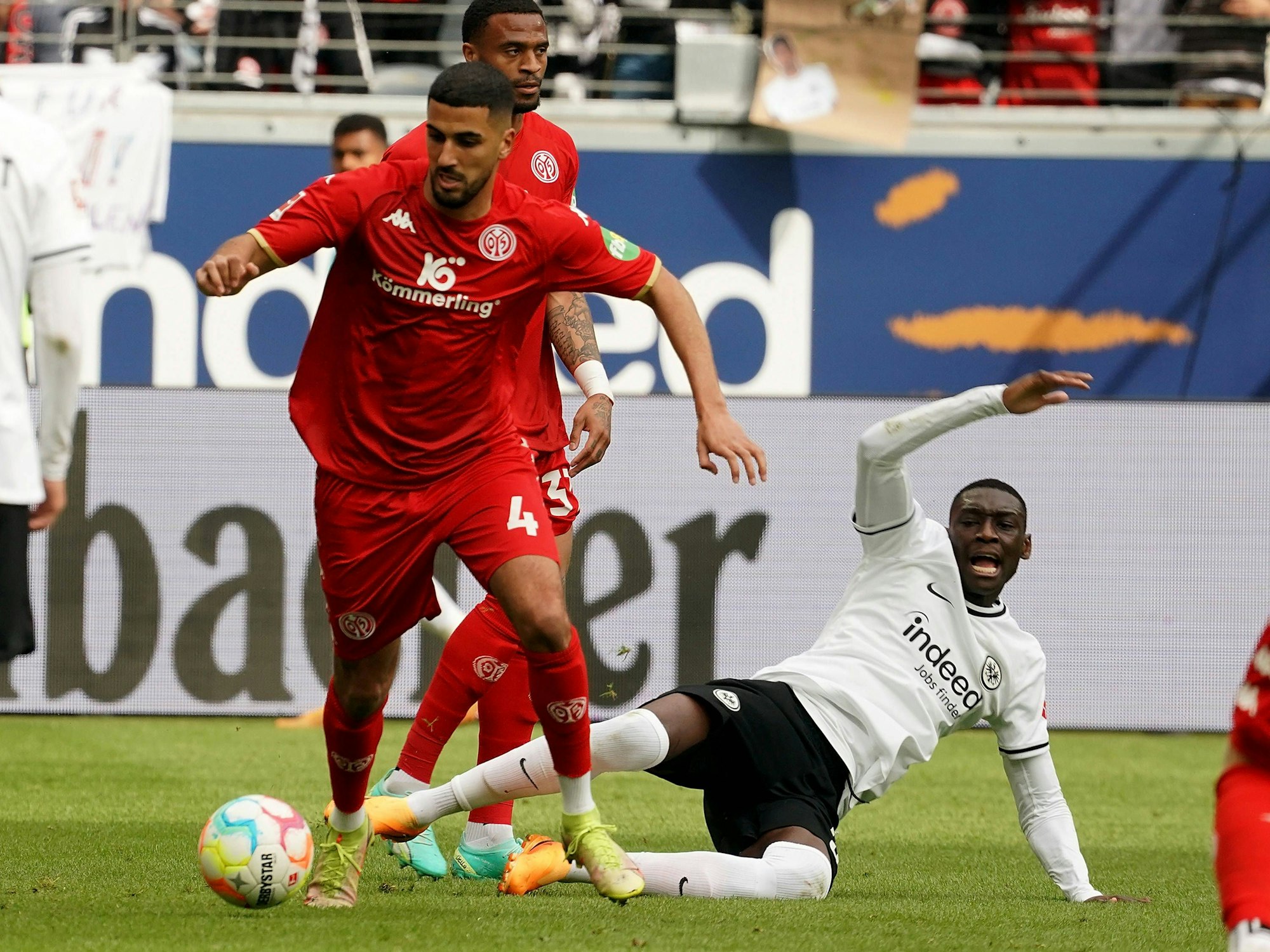 Mainz Profi Aymen Barkok behauptet im Spiel gegen Eintracht Frankfurt am 13. Mai 2023 den Ball gegen Randal Kolo-Muani.