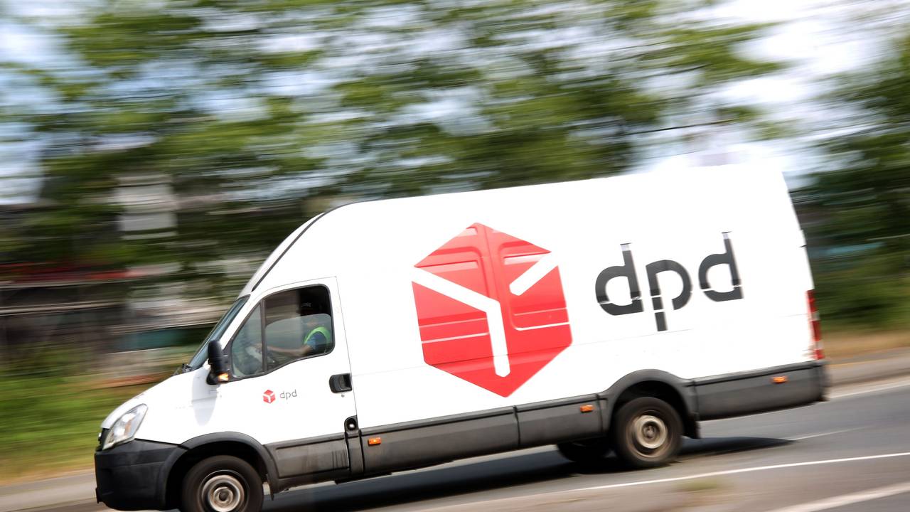 Ein DPD-Pakettransporter fährt über eine Straße.