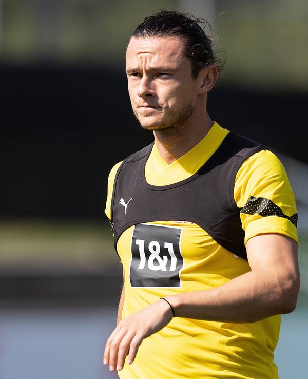 Nico Schulz steht im Dress von Borussia Dortmund auf dem Trainingsplatz.