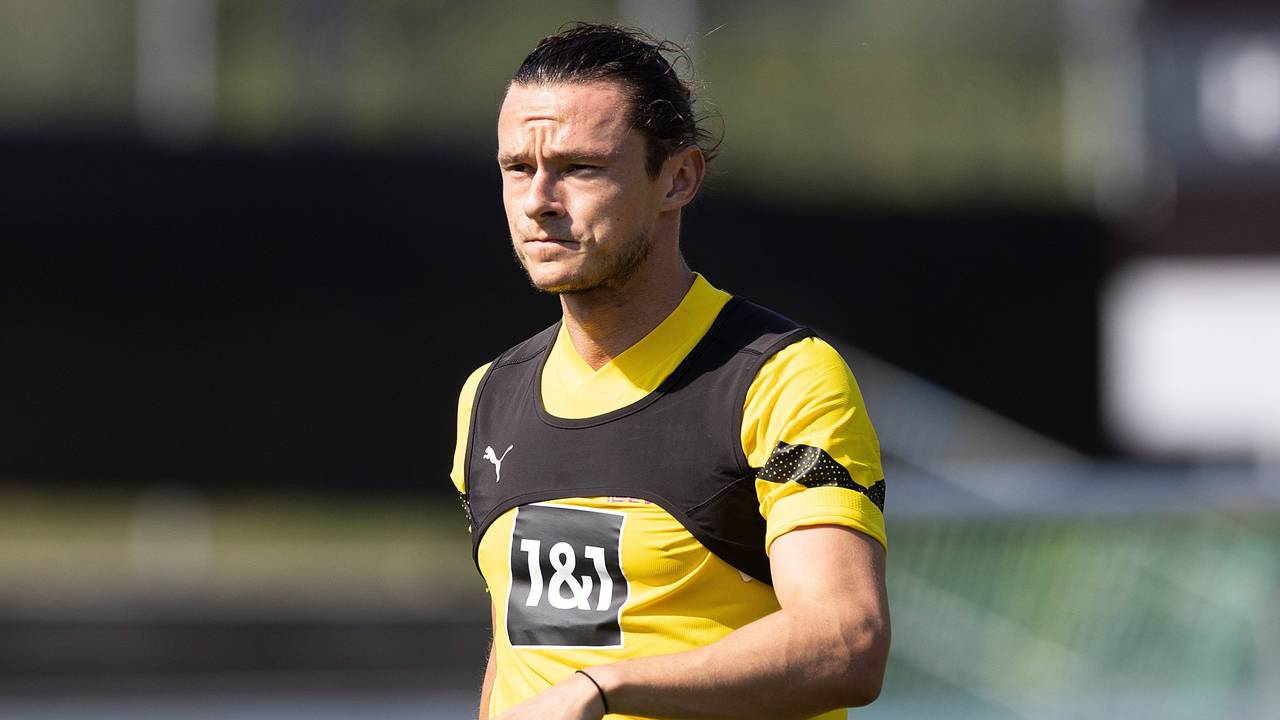 Nico Schulz steht im Dress von Borussia Dortmund auf dem Trainingsplatz.