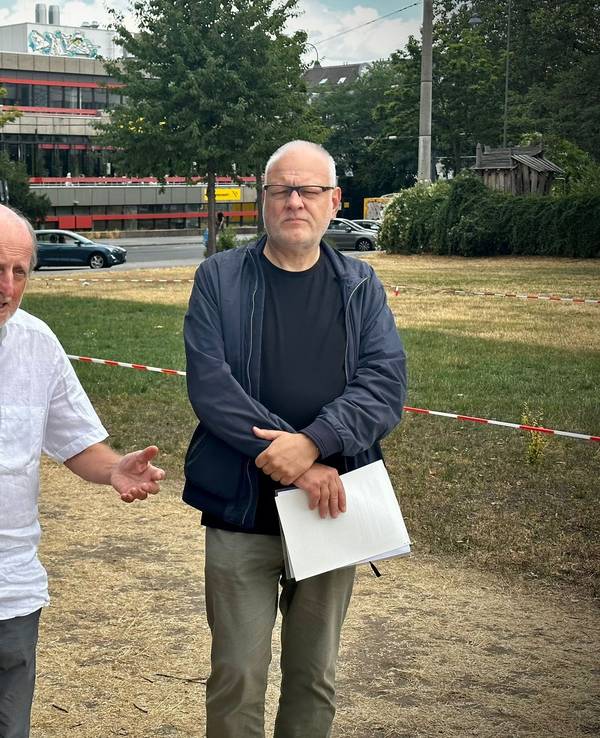 Dr. Helmut Röscheisen (l.) und Jörg Frank vom BUND Köln während einer PK auf den Uniwiesen.