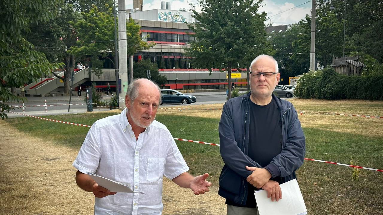 Dr. Helmut Röscheisen (l.) und Jörg Frank vom BUND Köln während einer PK auf den Uniwiesen.