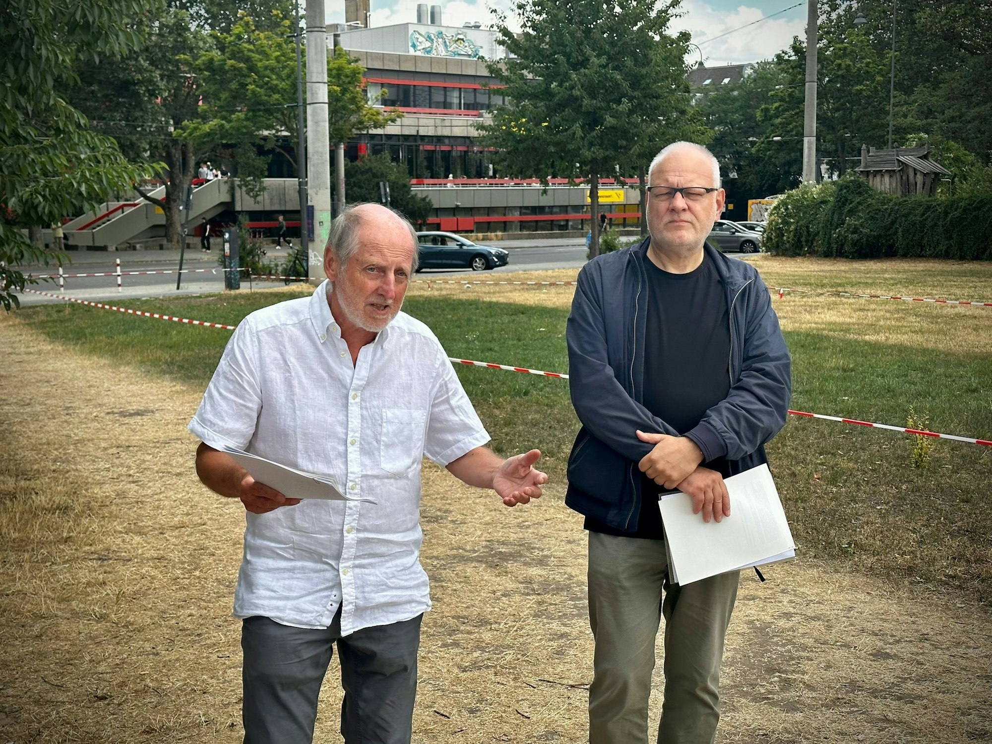 Dr. Helmut Röscheisen (l.) und Jörg Frank vom BUND Köln während einer PK auf den Uniwiesen.