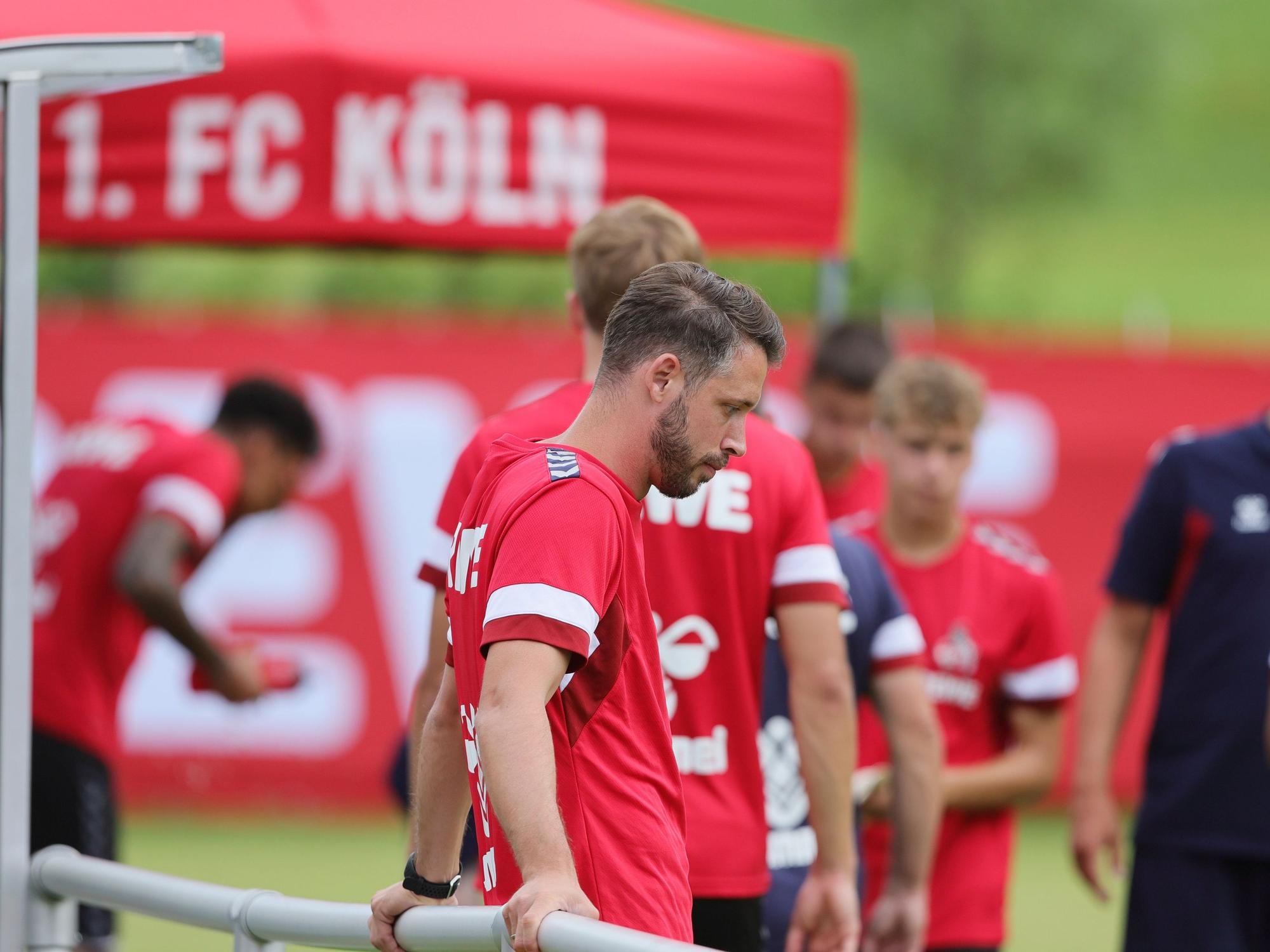 Mark Uth schaut nachdenklich auf den Boden.