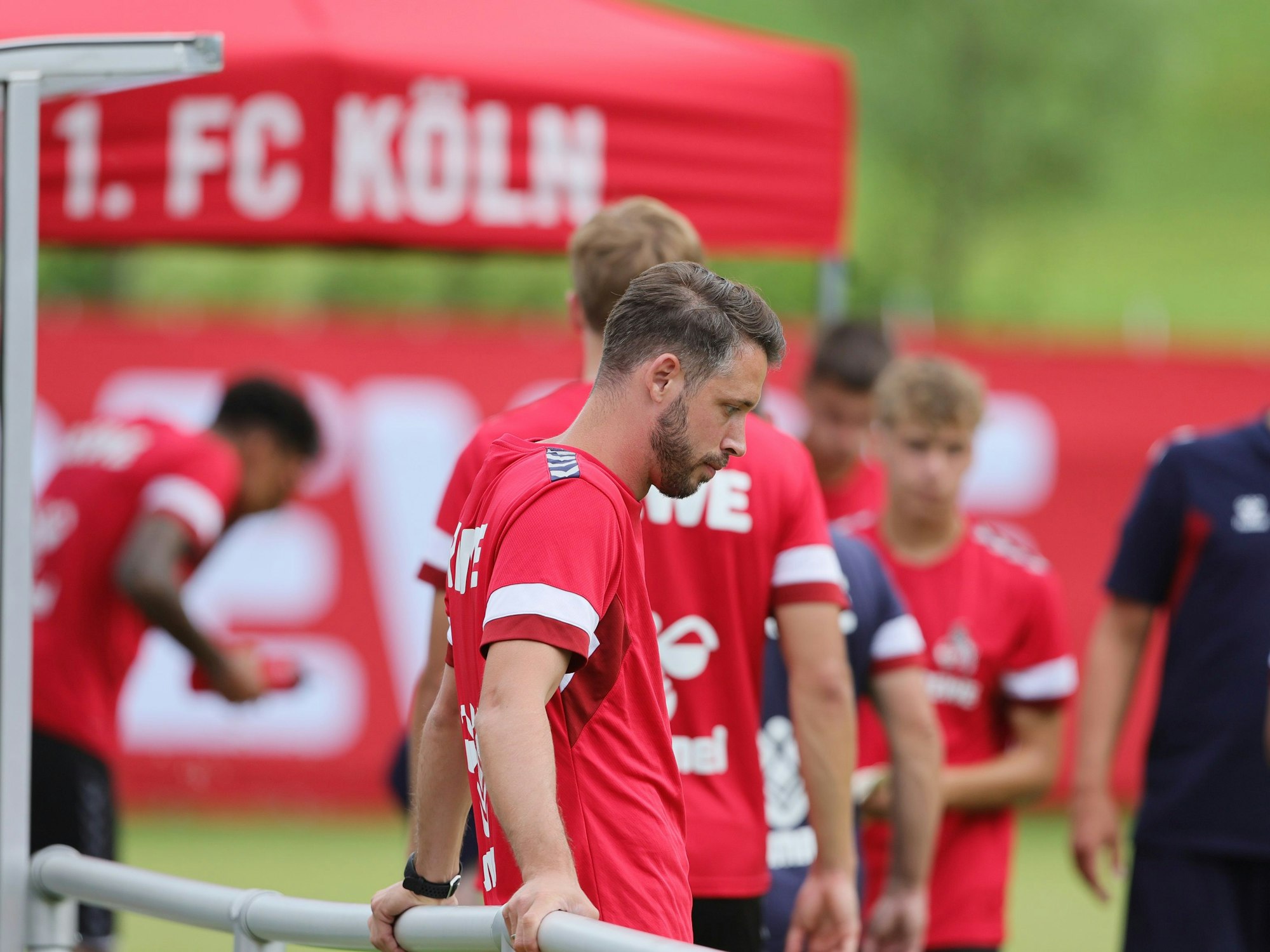 Mark Uth schaut nachdenklich auf den Boden.
