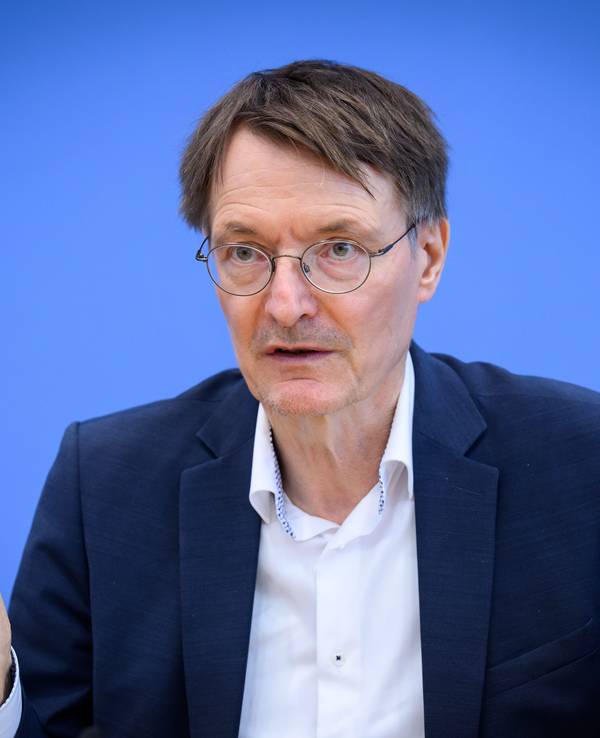 Karl Lauterbach (SPD) informiert in der Bundespressekonferenz über Long-Covid-Initiativen des Bundesministeriums für Gesundheit.