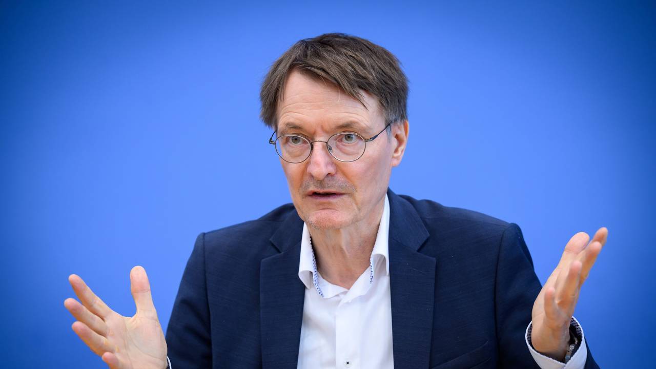 Karl Lauterbach (SPD) informiert in der Bundespressekonferenz über Long-Covid-Initiativen des Bundesministeriums für Gesundheit.