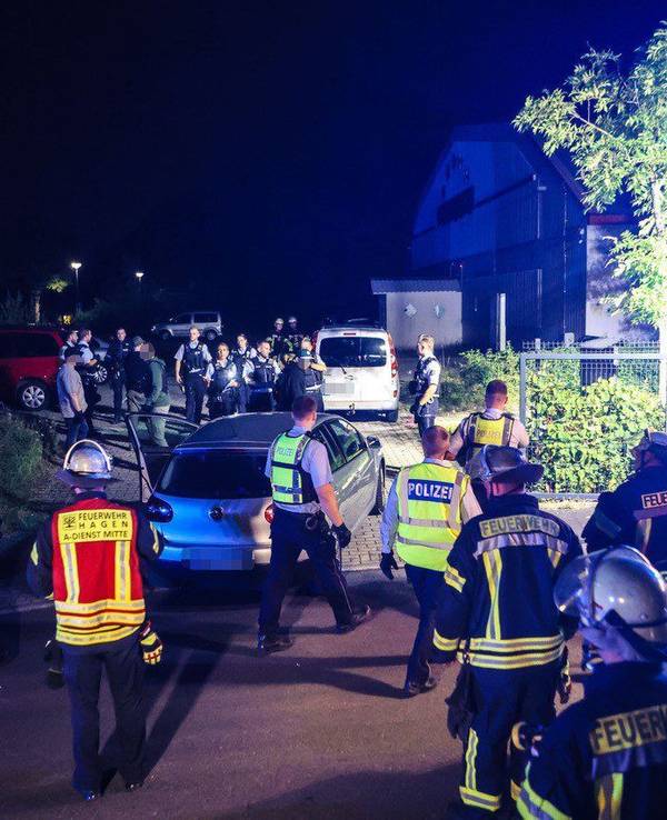 Einsatzkräfte der Feuerwehr und Polizei sind nach einer Familienfeier in Hagen im Einsatz.