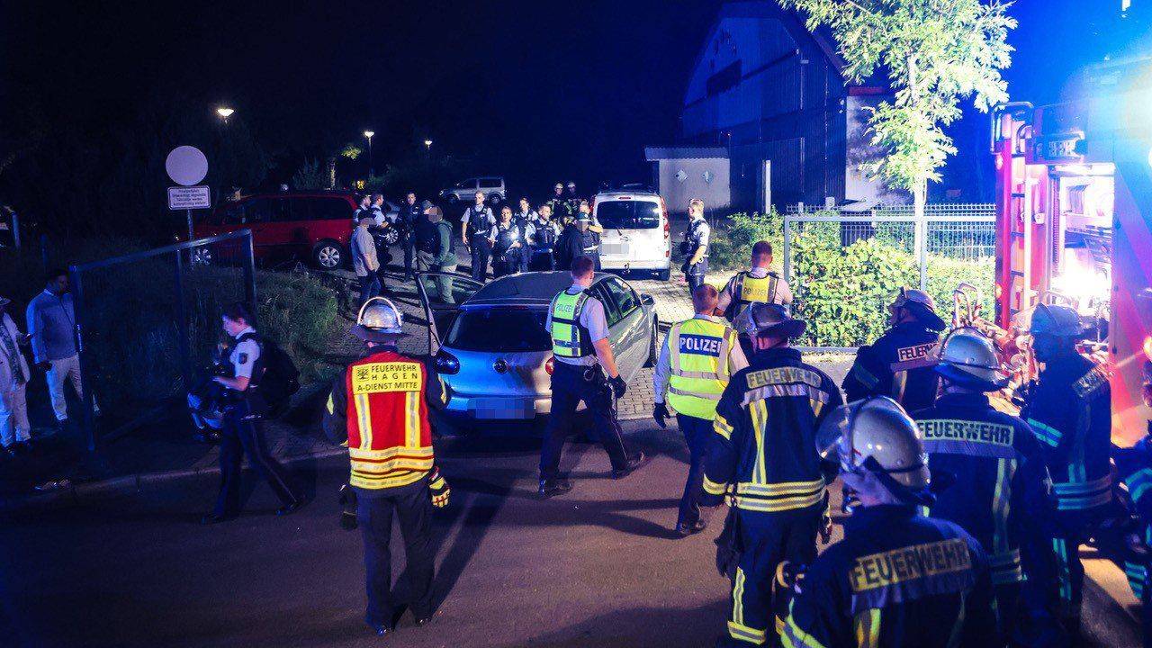 Einsatzkräfte der Feuerwehr und Polizei sind nach einer Familienfeier in Hagen im Einsatz.