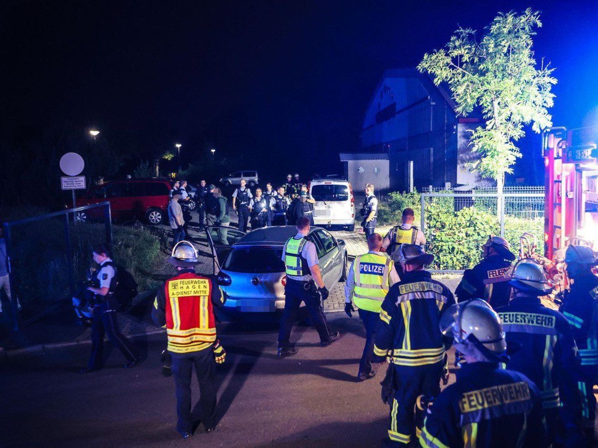 Einsatzkräfte der Feuerwehr und Polizei sind nach einer Familienfeier in Hagen im Einsatz.