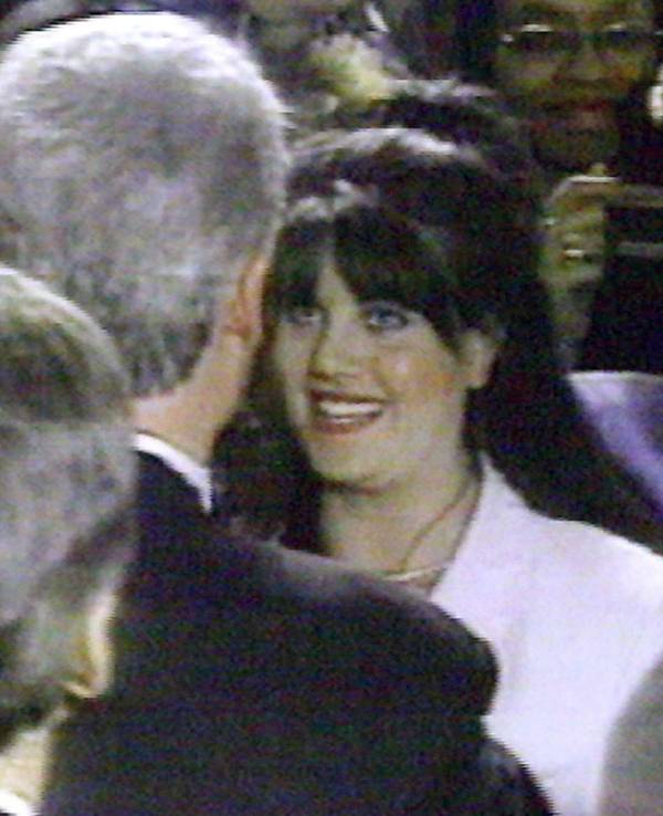 Das undatierte Standbild aus einem Video von Sky News zeigt ein Zusammentreffen zwischen dem damaligen US-Präsidenten Bill Clinton und der damals 24-jährigen Monica Lewinsky.