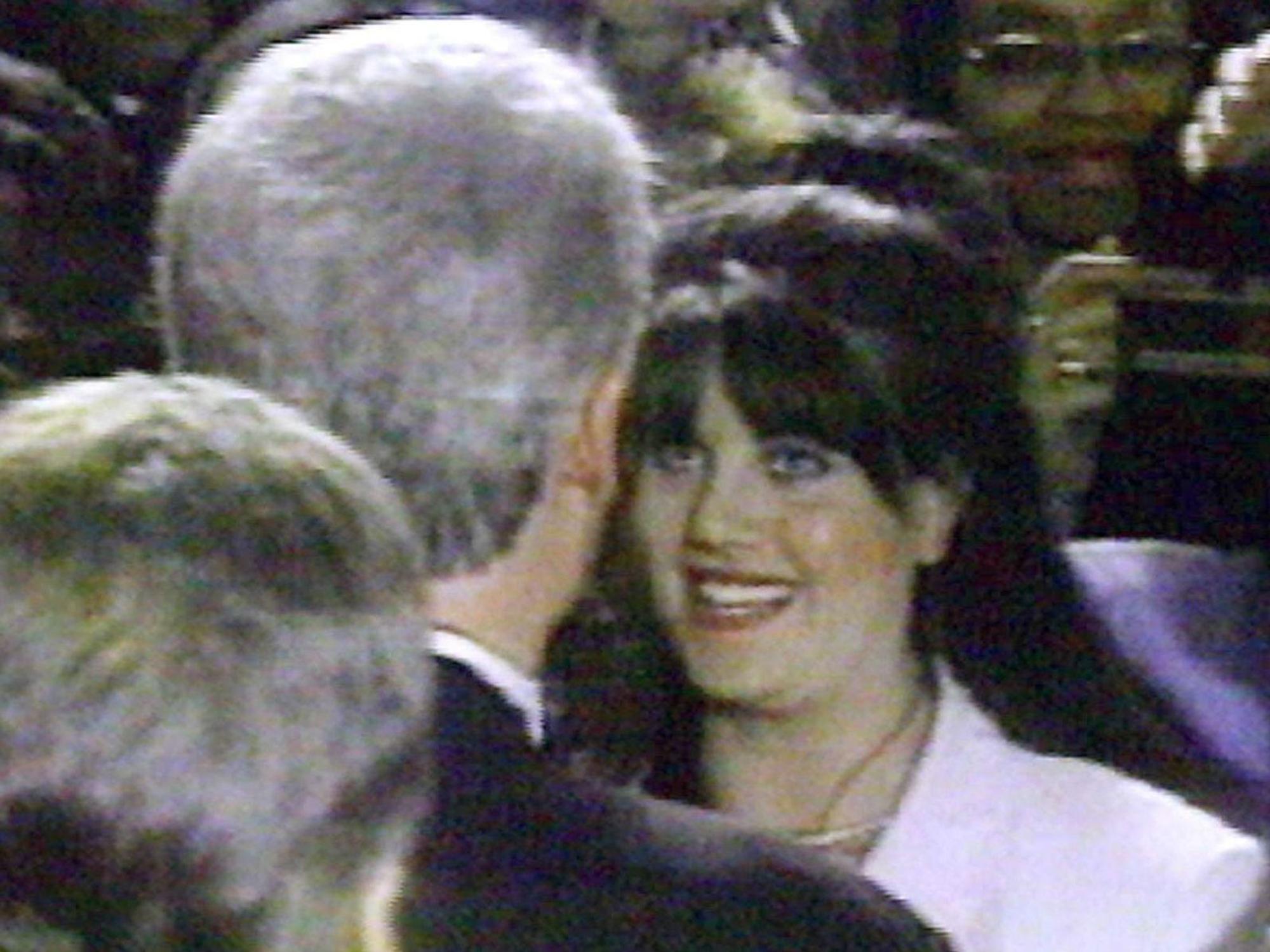 Das undatierte Standbild aus einem Video von Sky News zeigt ein Zusammentreffen zwischen dem damaligen US-Präsidenten Bill Clinton und der damals 24-jährigen Monica Lewinsky.