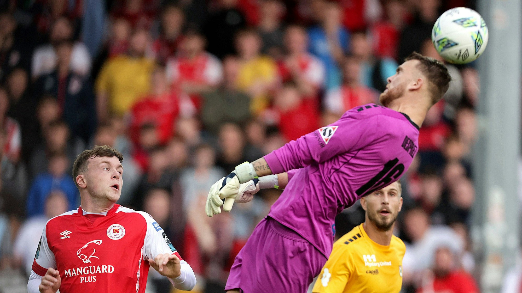 Der Ball knallt auf den Kopf von Torwart Didier Desprez.