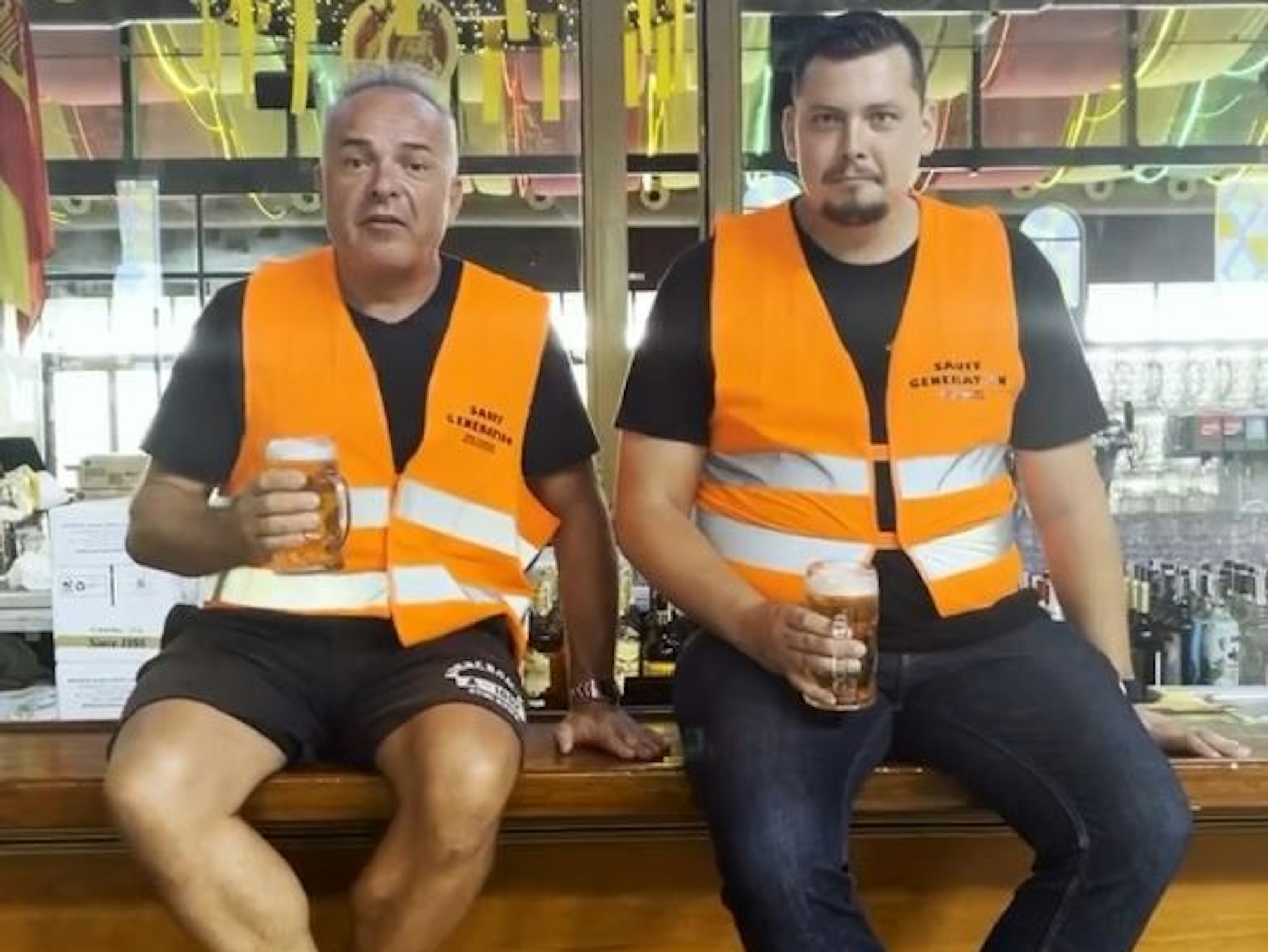 Tim Toupet sitzt mit DJ Cashi auf der Theke.