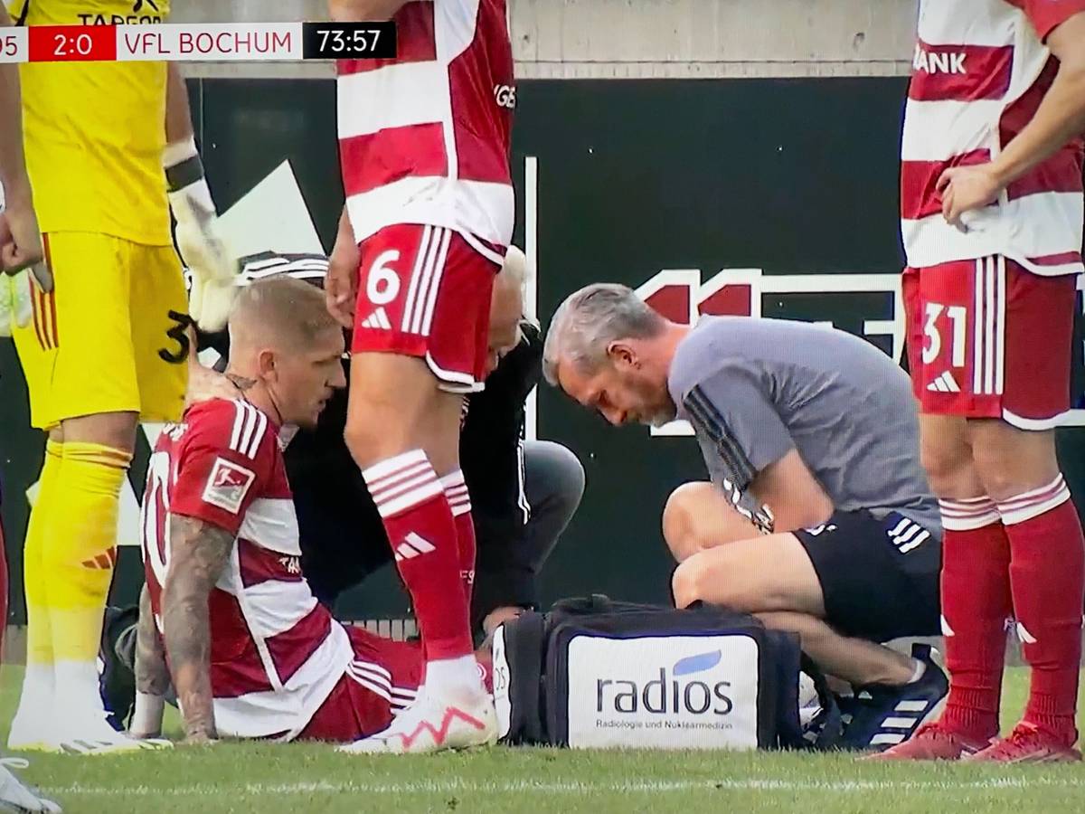 Jordy de Wijs von Fortuna Düsseldorf liegt nach seiner Verletzung im Test gegen den VfL Bochum am Boden und wird behandelt.