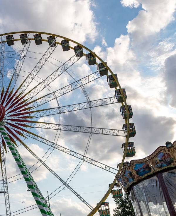 Das Riesenrad auf der Rheinkirmes mit Fortuna-Logo.