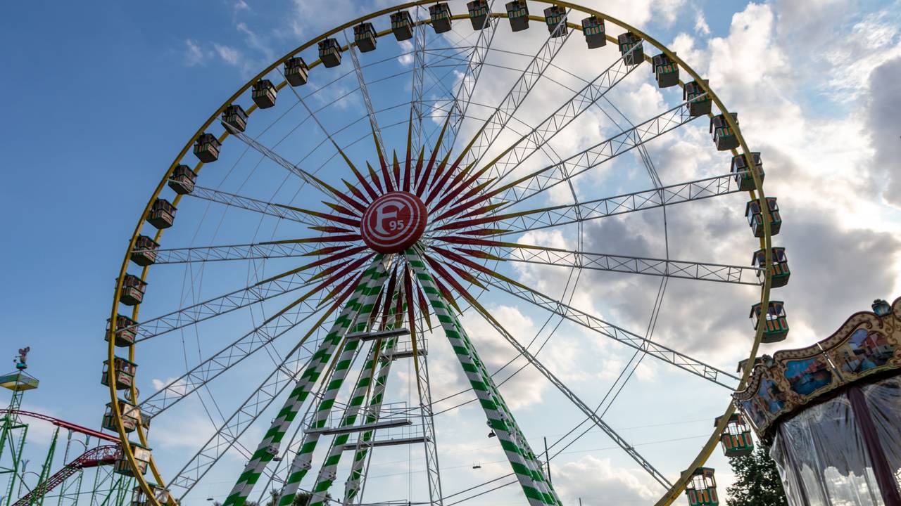 Das Riesenrad auf der Rheinkirmes mit Fortuna-Logo.