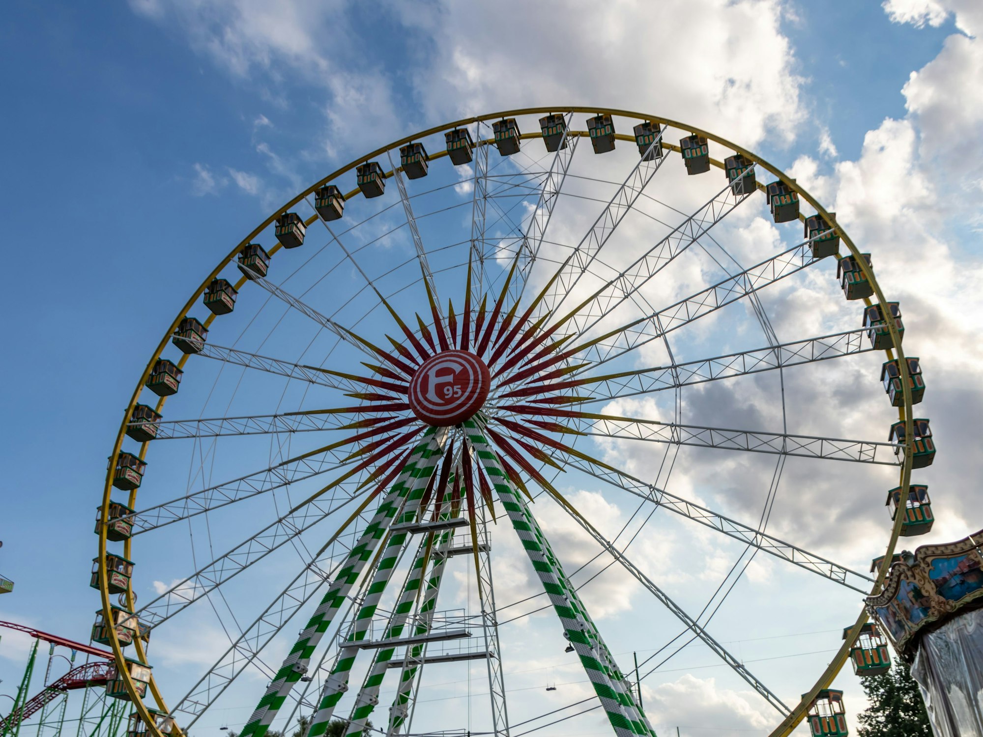 Das Riesenrad auf der Rheinkirmes mit Fortuna-Logo.