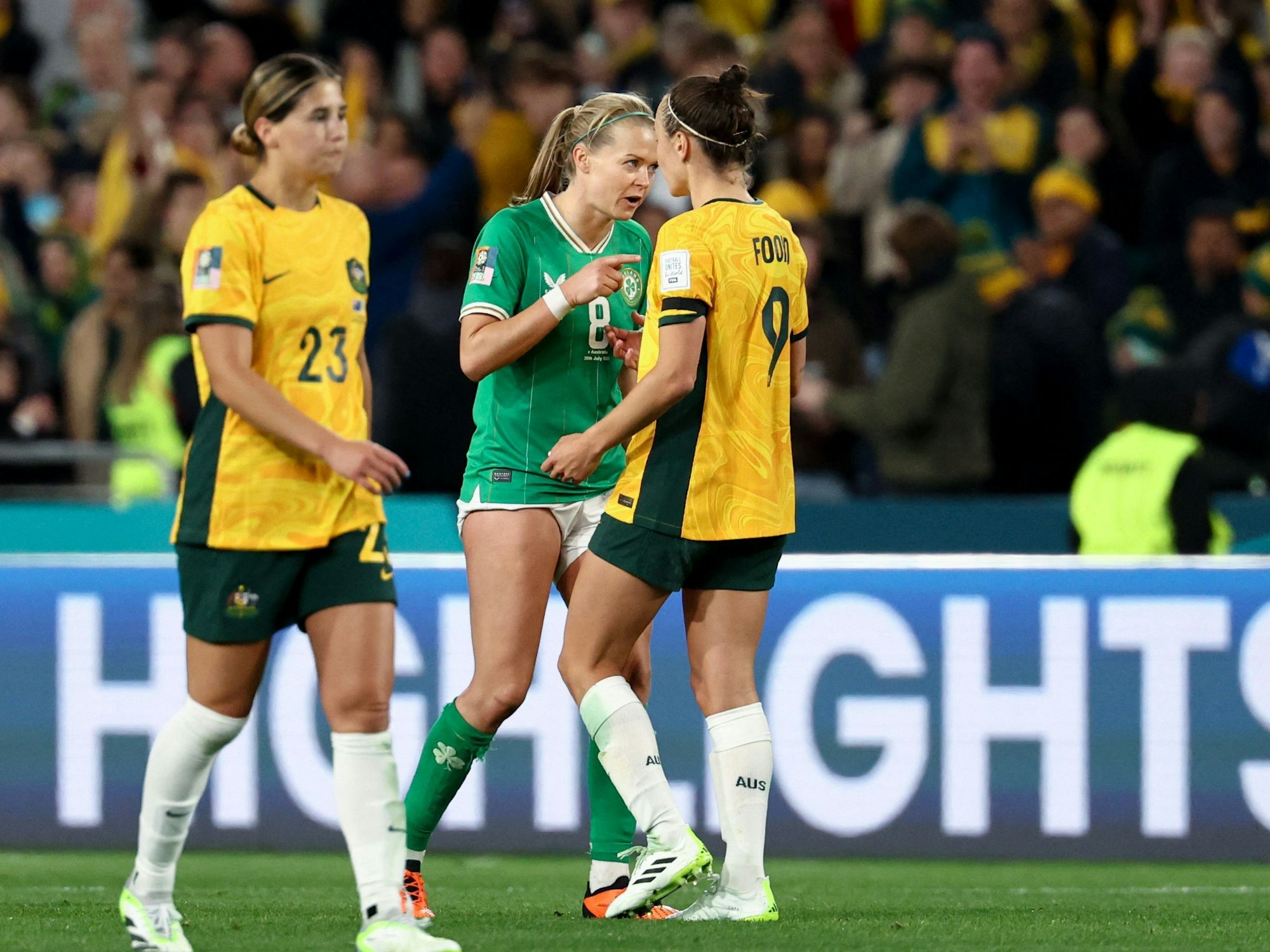 Ruesha Littlejohn (M.) diskutiert nach dem Spiel gegen Australien mit Gegnerin Caitlin Foord.