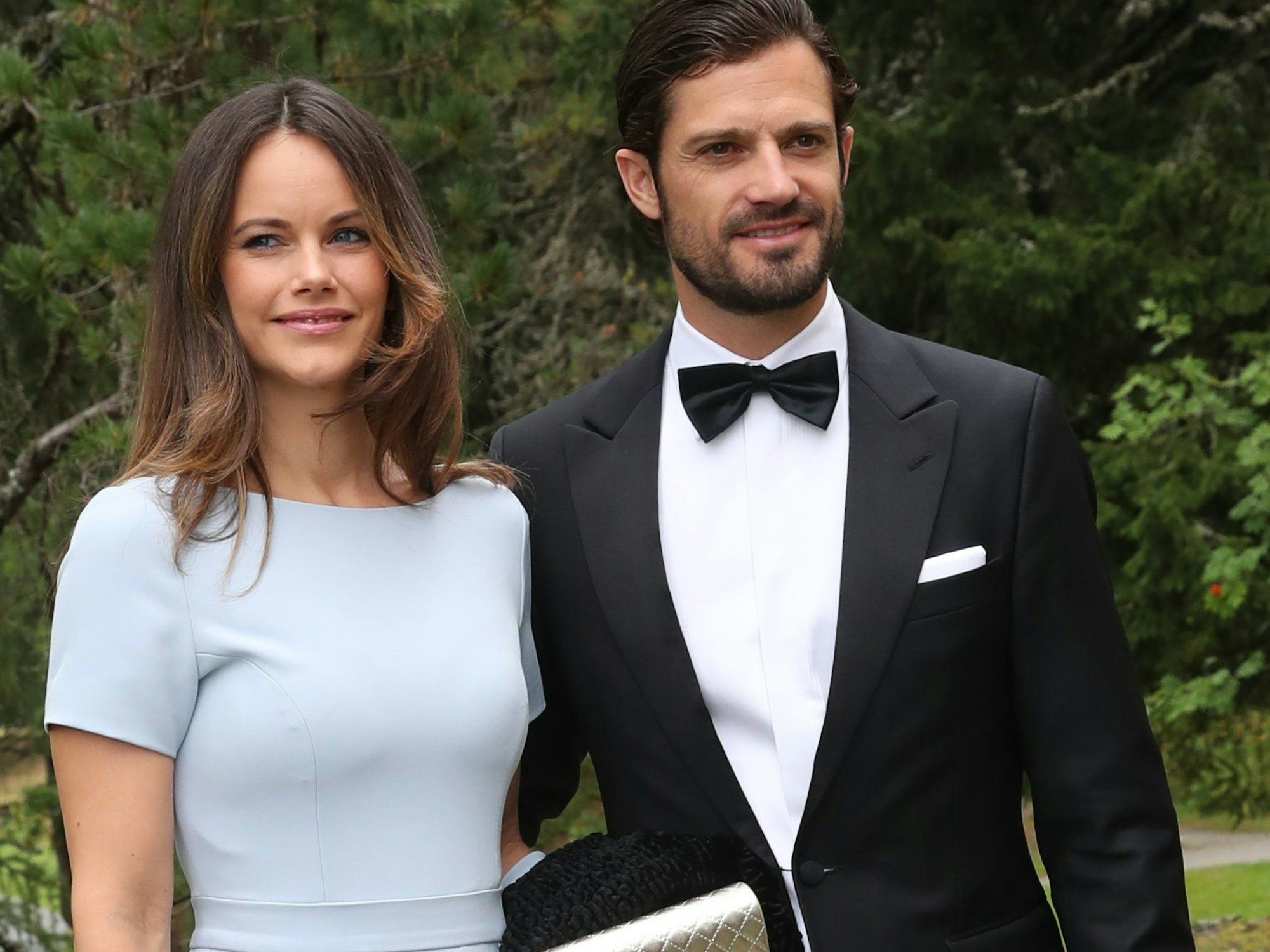 Prinz Carl Philip von Schweden und seine Frau Sofia (hier 2018 bei der Hochzeit von Konstantin von Bayern) sind DAS royale Traumpaar.