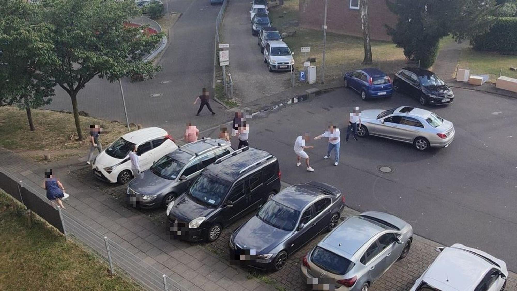 Mehrere Mitglieder von zwei Kölner Familien schlagen aufeinander ein. Das Foto zeigt die Szenen von oben.