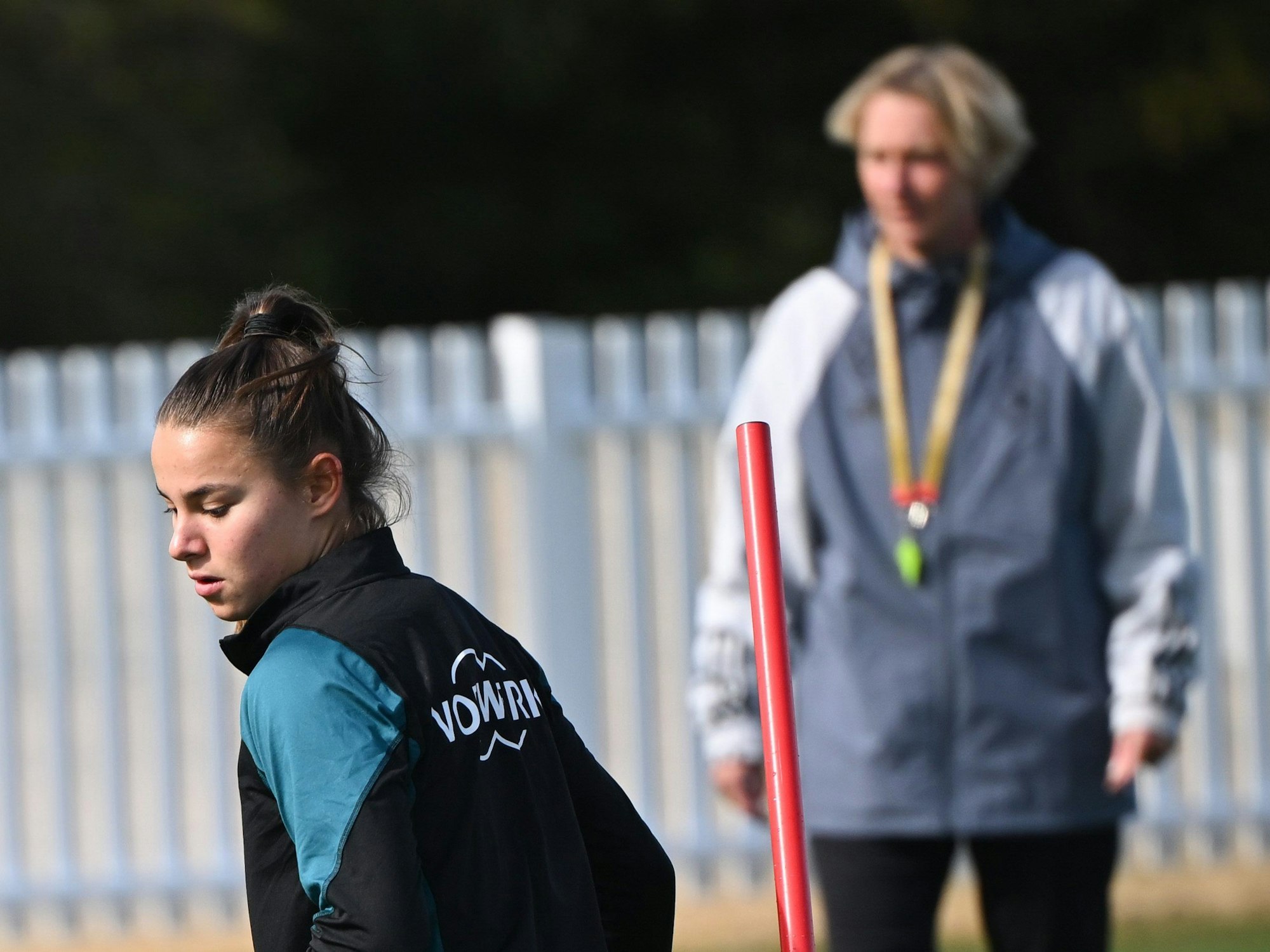 Lena Oberdorf (l) trainierte vor den Augen von Martina Voss-Tecklenburg.