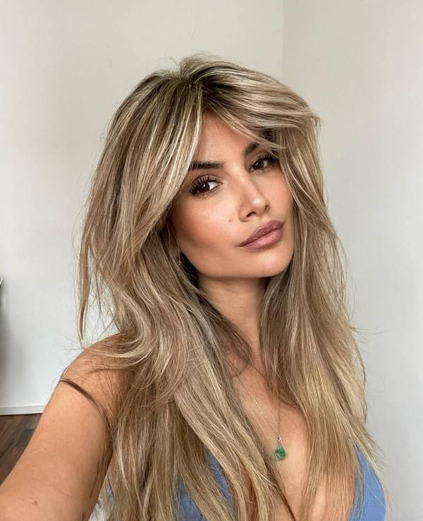 Model Laura Schultz aus Köln auf einem Selfie. Sie blickt ernst in die Kamera.