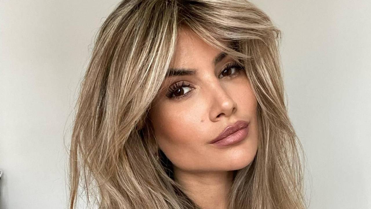 Model Laura Schultz aus Köln auf einem Selfie. Sie blickt ernst in die Kamera.