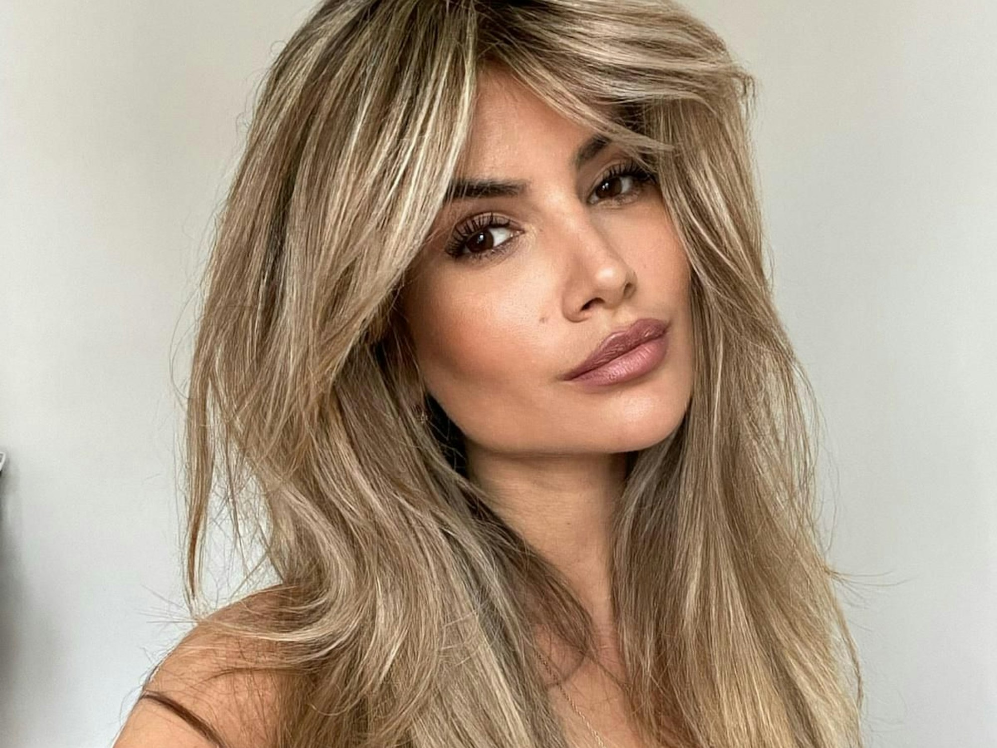 Model Laura Schultz aus Köln auf einem Selfie. Sie blickt ernst in die Kamera.