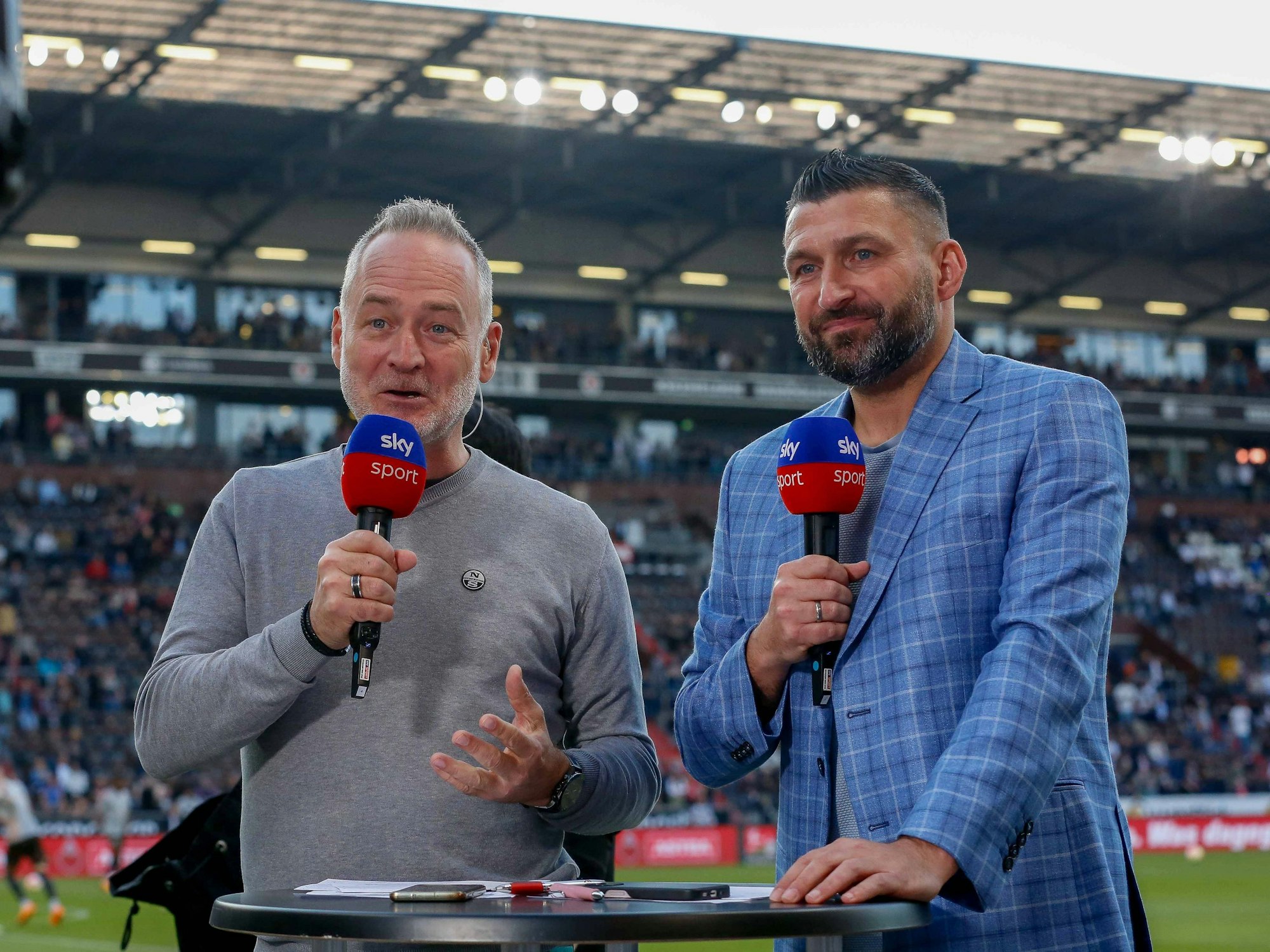 Sky-Moderator Stefan Hempel steht mit Torsten Mattuschka am Spielfeldrand.