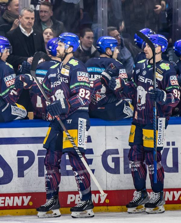 Alexandre Grenier (l) und Marcel Noebels klatschen mit ihren Berliner Teamkollegen ab.
