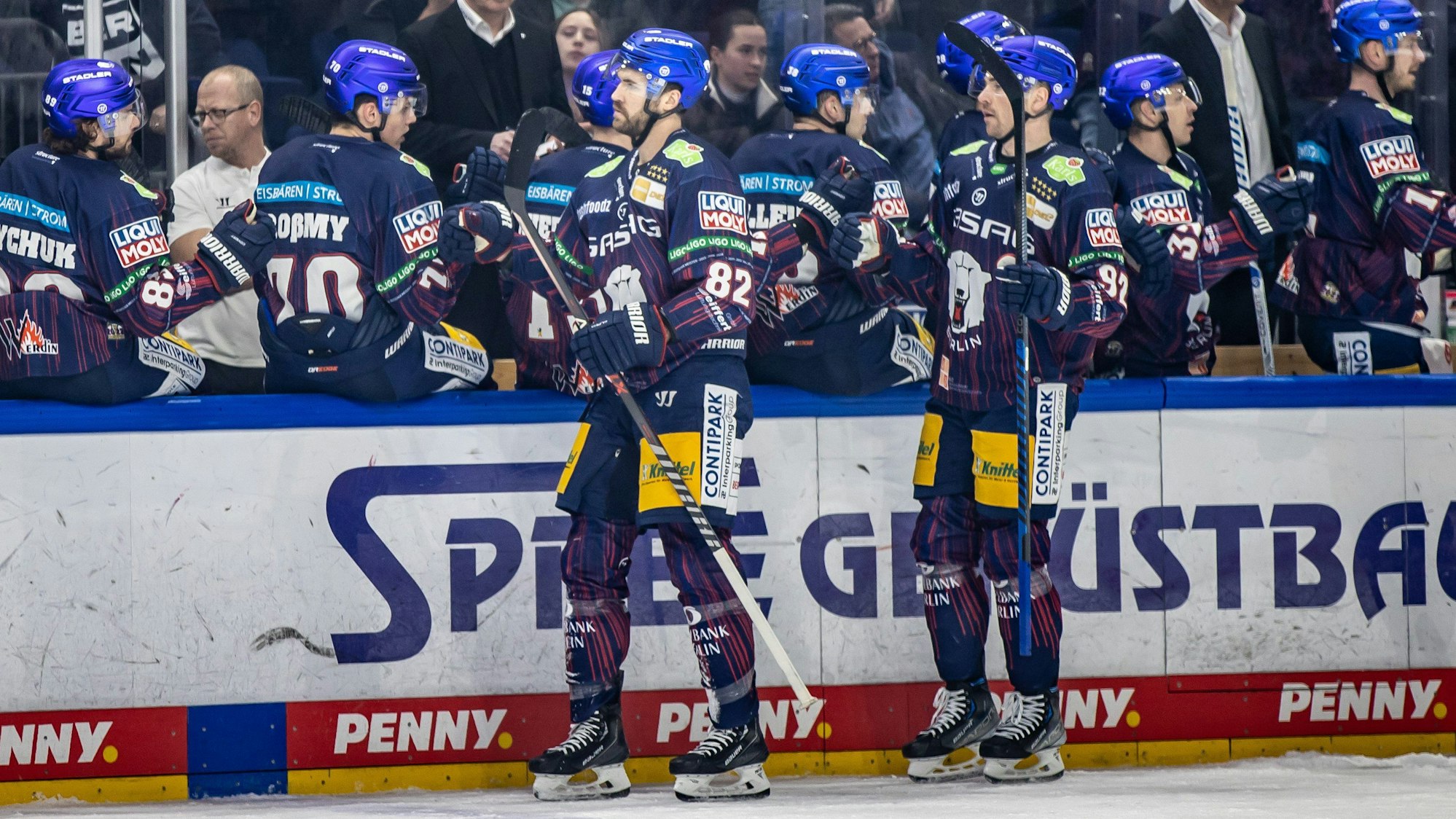 Alexandre Grenier (l) und Marcel Noebels klatschen mit ihren Berliner Teamkollegen ab.