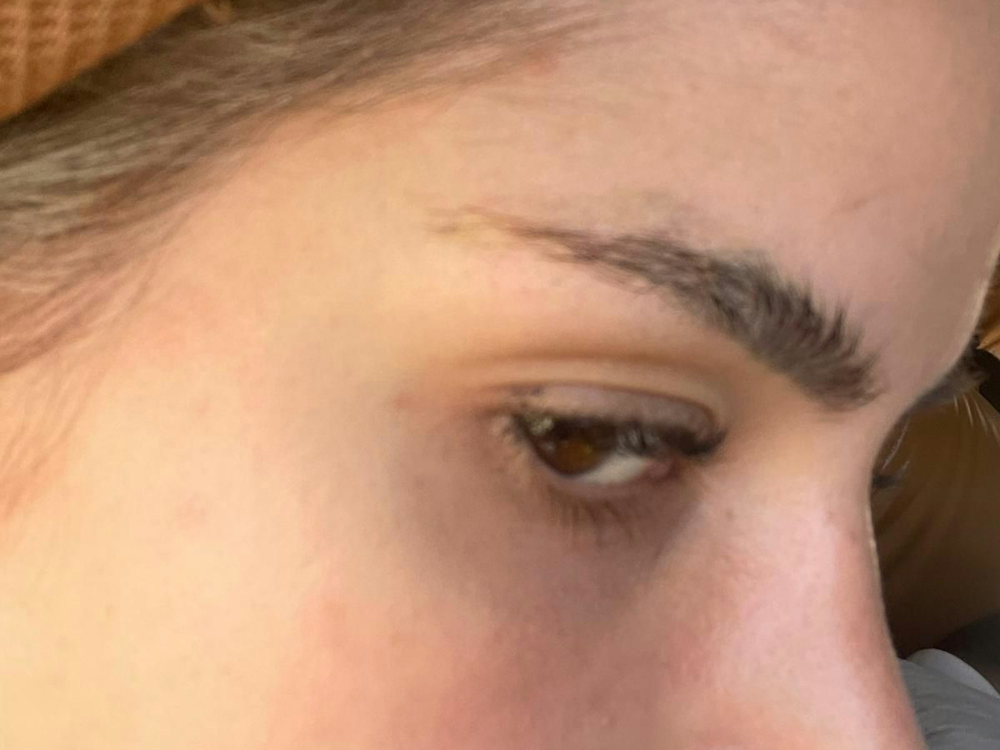 Blick auf das Gesicht und speziell eine Augenbraue des Kölner Models Laura Schultz.