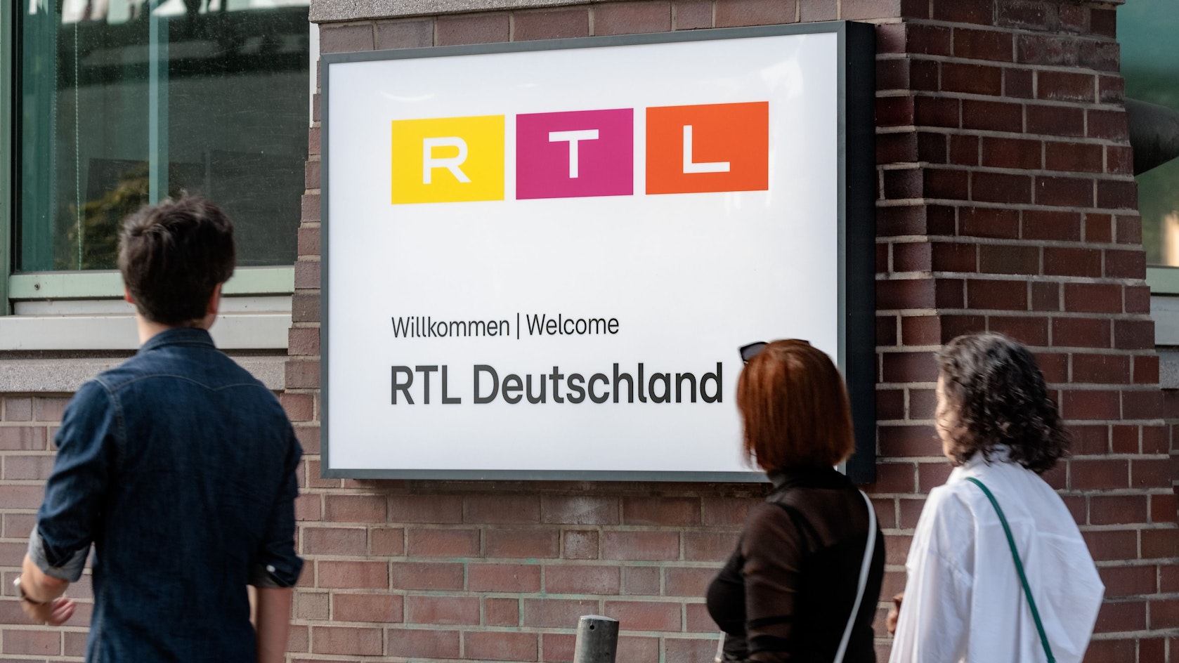 Am Gruner + Jahr-Verlagshaus am Baumwall hängt das Logo von RTL Deutschland.