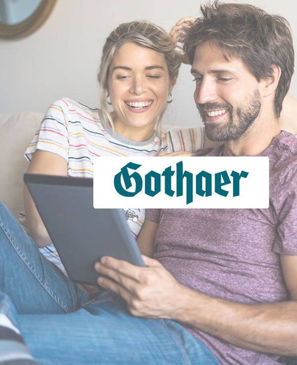 Mann und Frau sitzen auf Couch und schauen lächelnd auf ein Tablet. Logo der Gothaer Versicherung im Vordergrund.