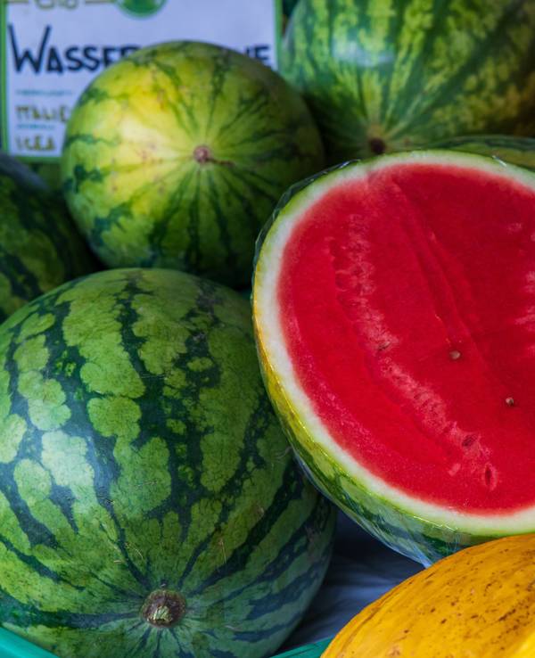 Melonen, Granatäpfel und Birnen liegen nebeneinander.
