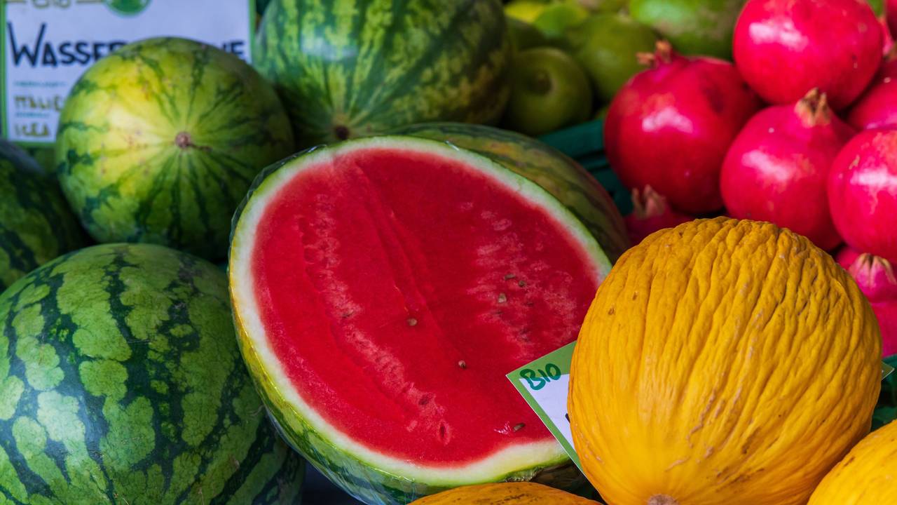 Melonen, Granatäpfel und Birnen liegen nebeneinander.