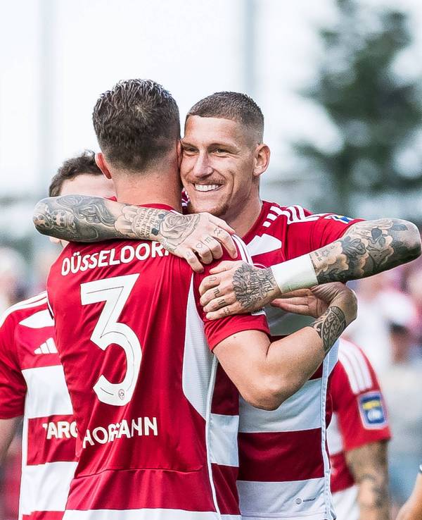 Jordy de Wijs und Andre Hoffmann jubeln über ein Tor für Fortuna Düsseldorf.
