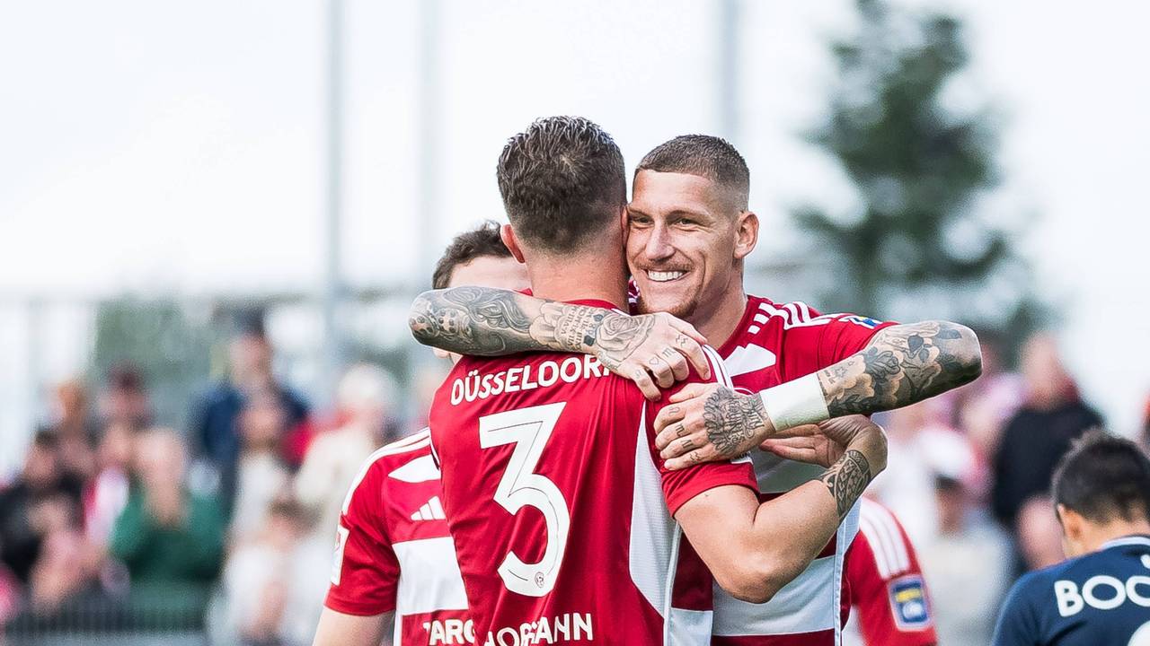 Jordy de Wijs und Andre Hoffmann jubeln über ein Tor für Fortuna Düsseldorf.