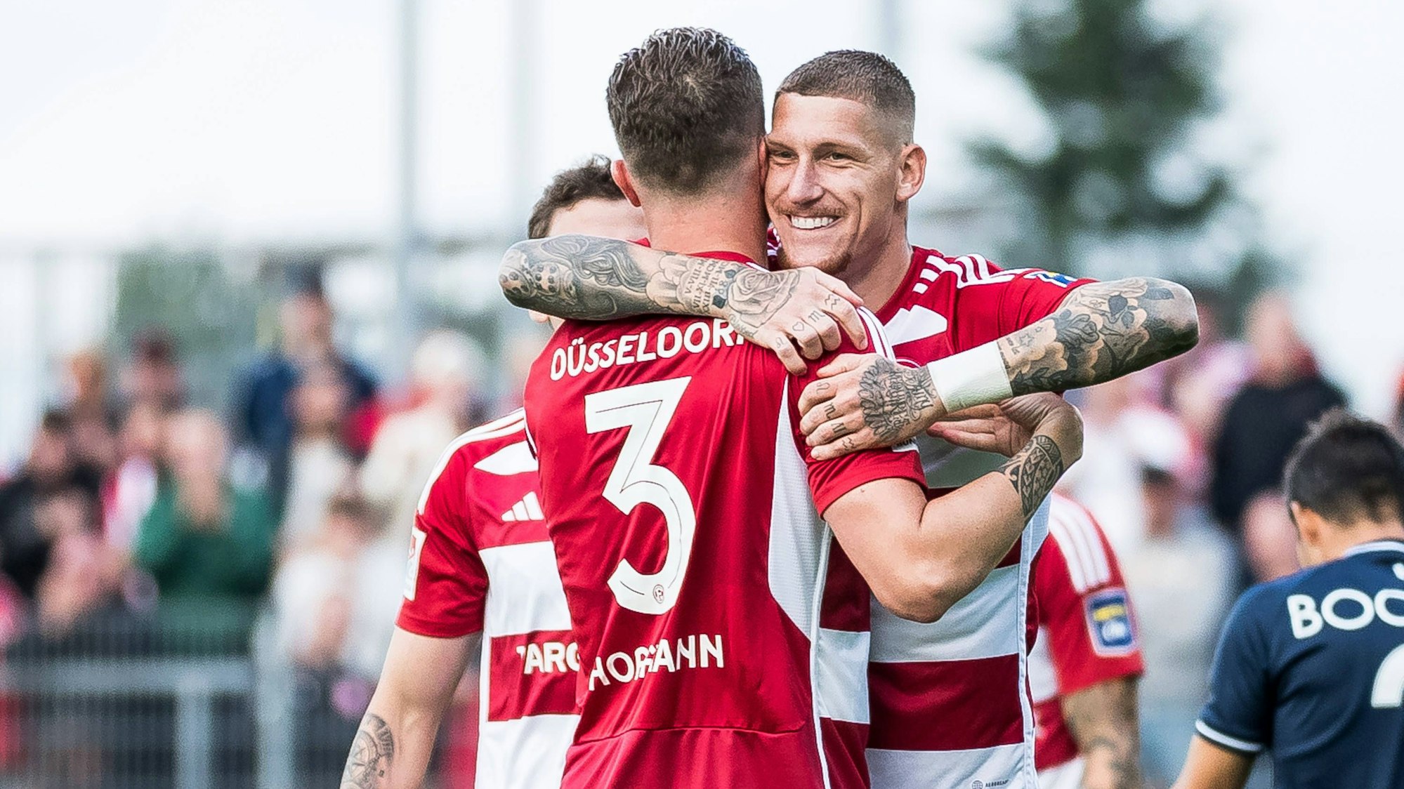 Jordy de Wijs und Andre Hoffmann jubeln über ein Tor für Fortuna Düsseldorf.
