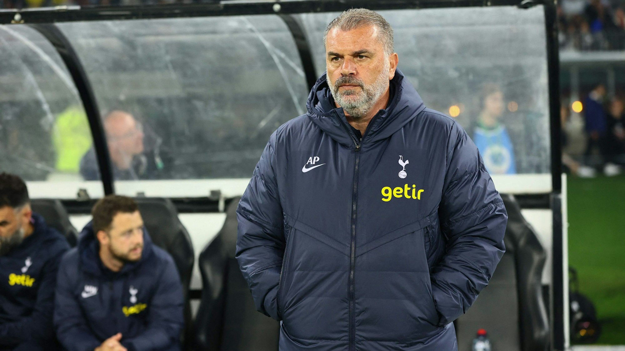 Ange Postecoglou steht mit Händen in den Jackentaschen am Spielfeldrand.