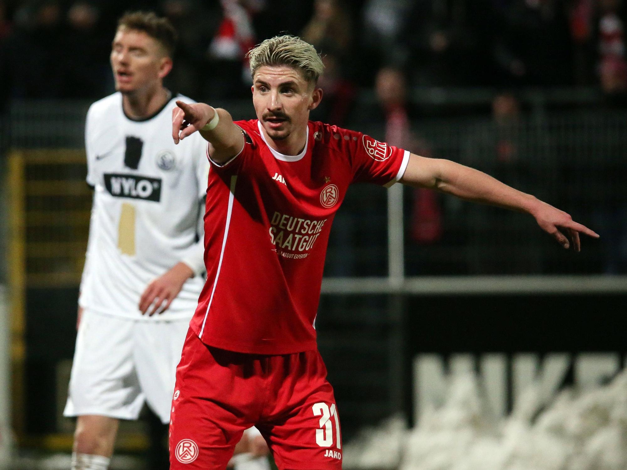 Niklas Tarnat dirigiert im Spiel gegen Elversberg am 27. Januar 2023 im Trikot von Rot-Weiss Essen sein Team.