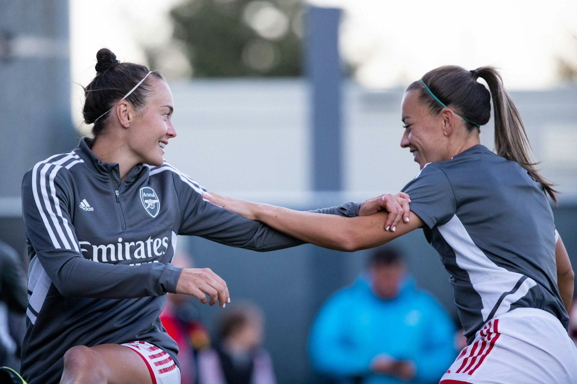 Caitlin Foord (l) und Katie McCabe beim Aufwärmen vor einem Arsenal-Spiel.