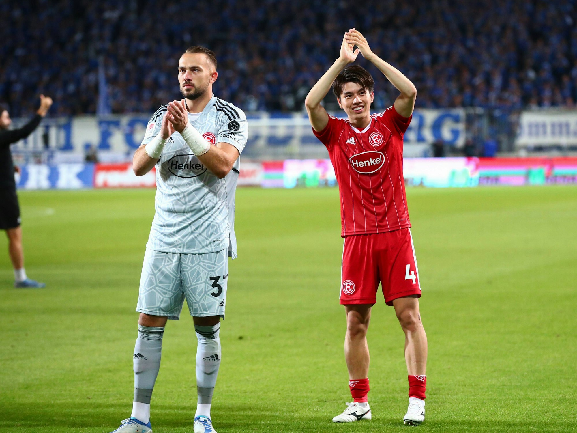 Florian Kastenmeier und Ao Tanaka feiern mit ihren Fans den Sieg gegen Magdeburg am 16. Juli 2022