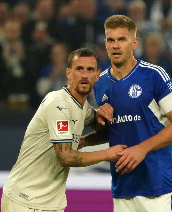 Simon Zoller und Simon Terodde warten auf eine Hereingabe und berühren sich mit ihren Händen.