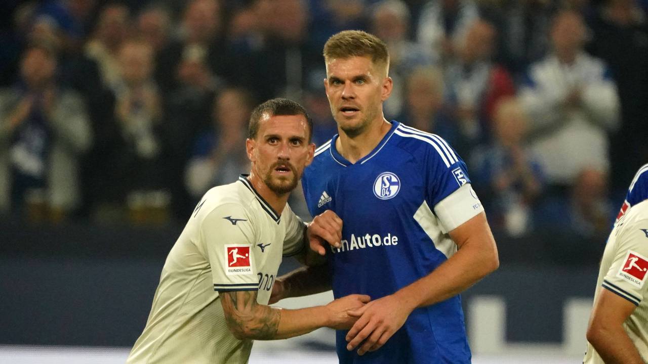 Simon Zoller und Simon Terodde warten auf eine Hereingabe und berühren sich mit ihren Händen.