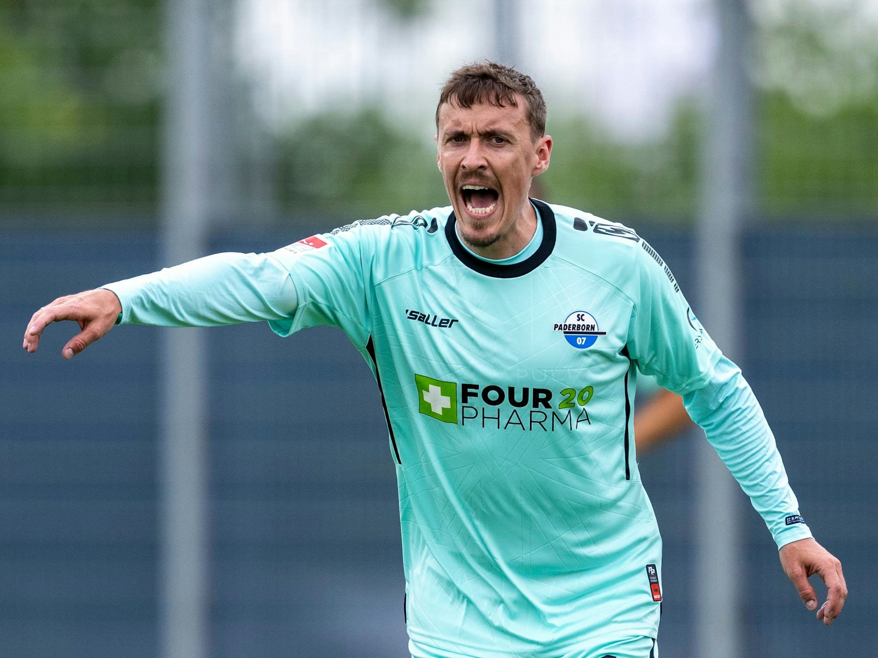 Paderborns Max Kruse gibt Anweisungen.