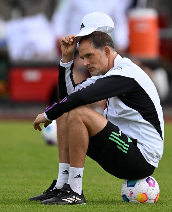 Thomas Tuchel sitzt im Training des FC Bayern auf einem Ball.